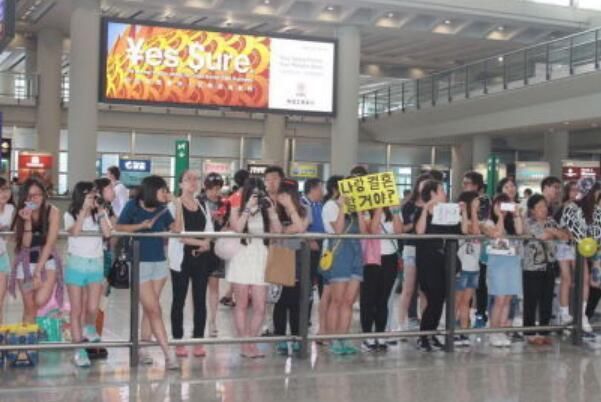 央视发声：明星粉丝接机被限制，袁曝价格表，网友：有人该休息了