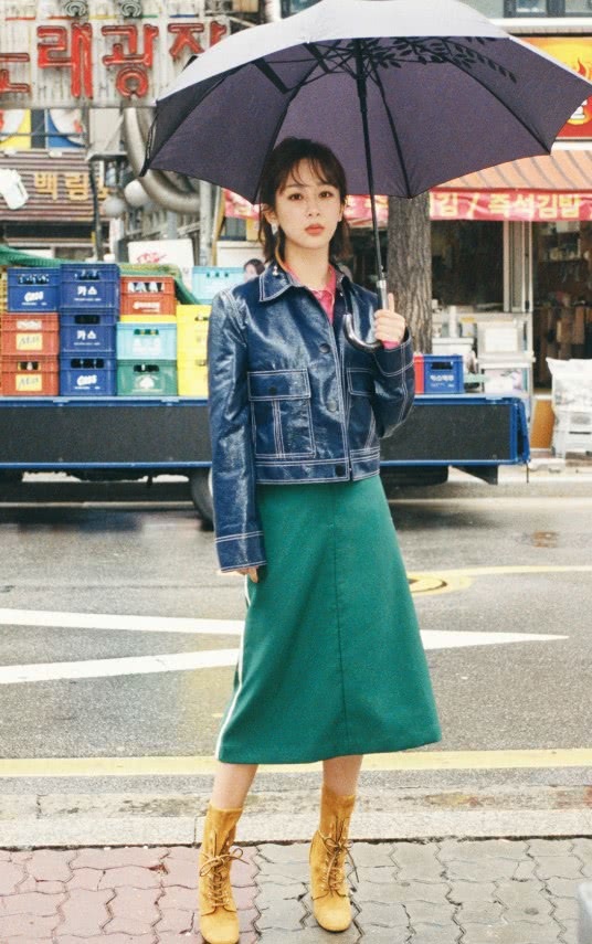 杨紫居然在身上穿两条裙子？难怪将扣子全解了，意外很时髦！