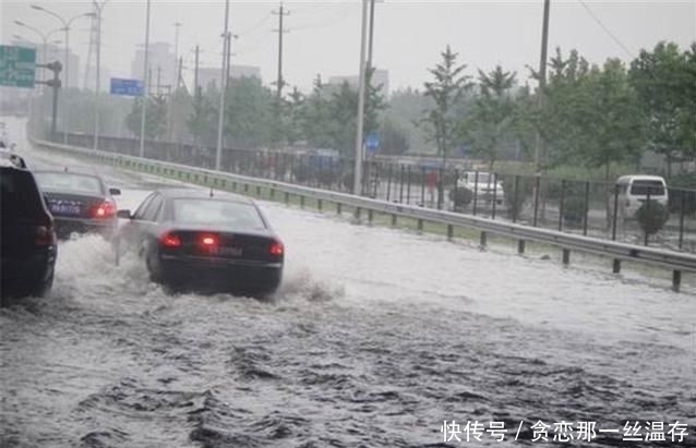  高速：跑高速遇到积水怎么办？急刹车还是变道？交警：这都不是