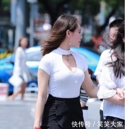 「气质」白色搭配黑色短裙,高端又不失优雅,突出大都市女性时尚气质美