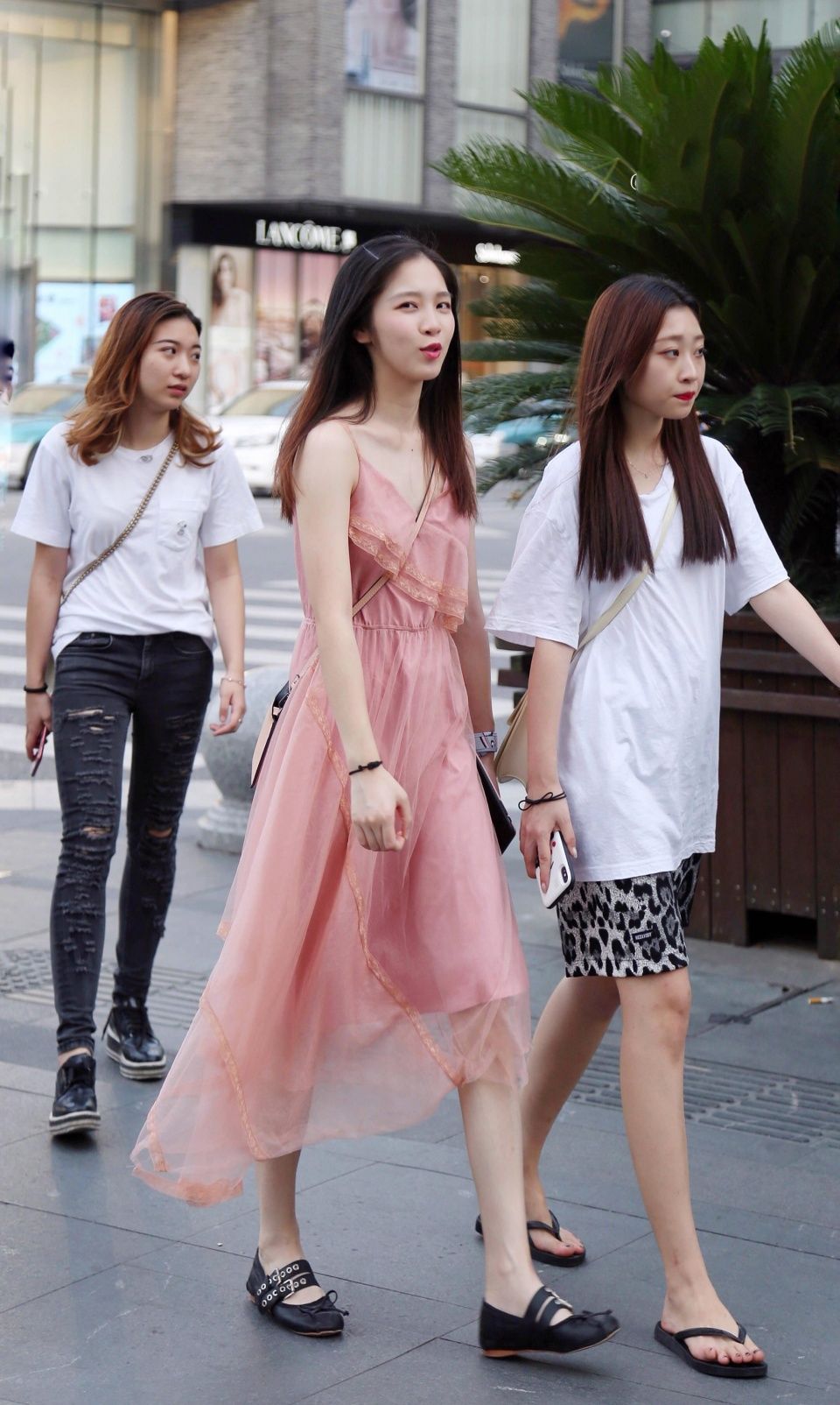 街拍：图1美女很会玩，青春活力范，图5美女背部抢镜，身材完美