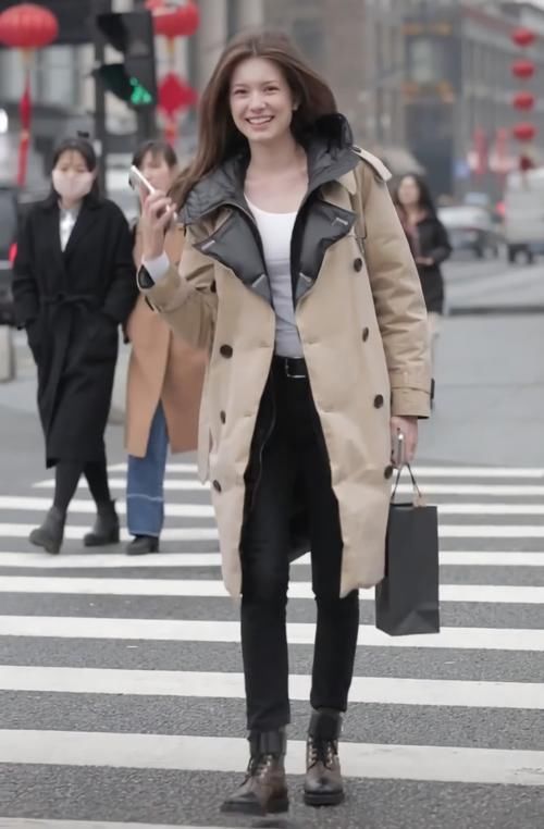  『内衫』外模穿两件羽绒服却敞开穿，露出的内衫亮了，这是冷还是热呢？