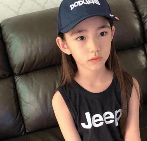 小女孩因从小天天化妆，从8岁开始就没有长高过，12岁骨骼却16岁