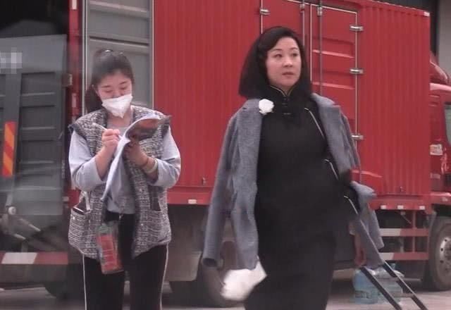  『险走光』苗圃久违复工拍戏 公众场合大撩裙摆险走光