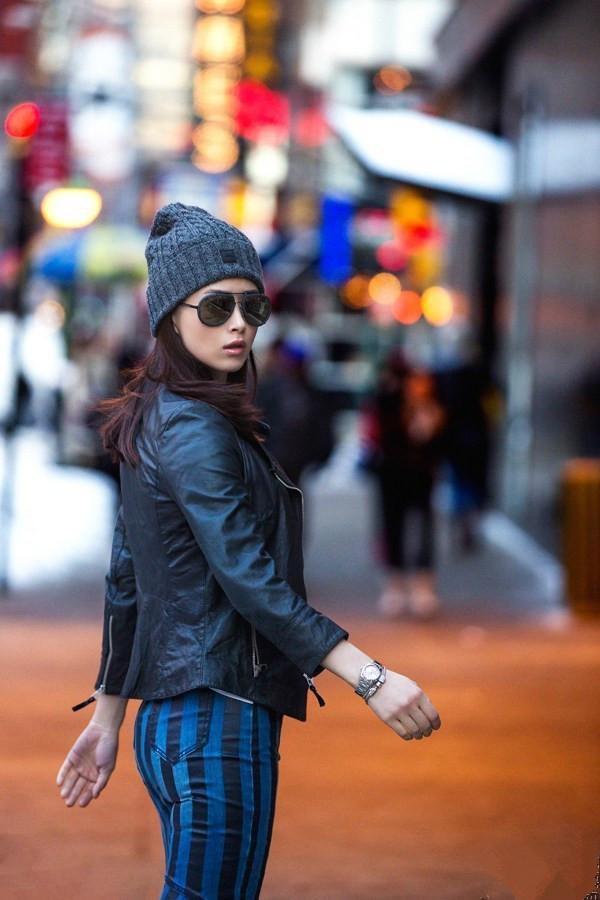 35岁的蒋欣剪了新款发型，这发型也太修饰人了，大饼脸变瓜子脸