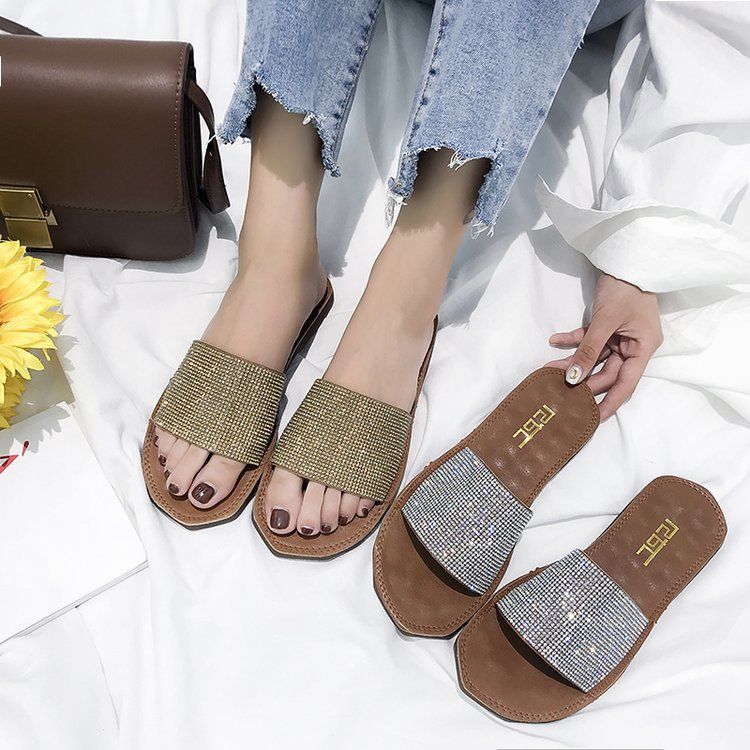 姚晨的“绣花鞋”大火后，更把蒋欣的“穆勒拖鞋”推到时尚尖端