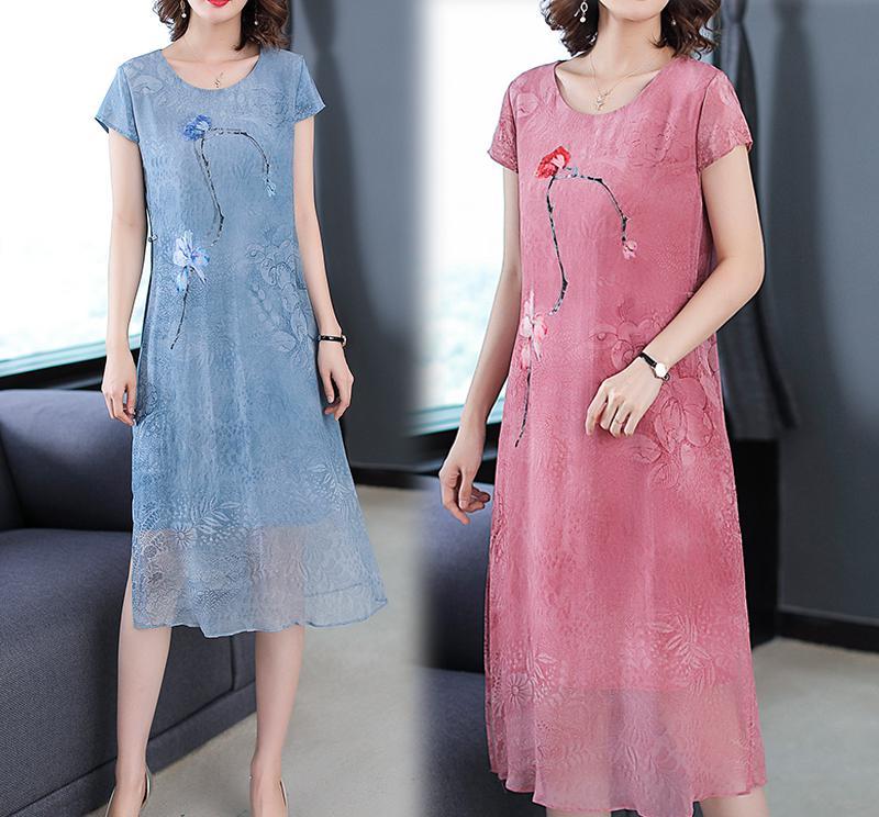 四五十女人别老穿便宜货，三伏天穿时髦蚕丝裙，美的不像中年人