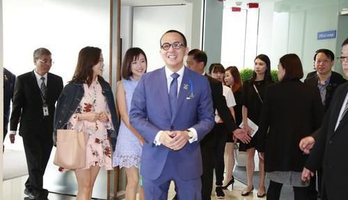  蕾丝：李泽楷女友郭嘉文，一袭水蓝蕾丝短裙知性优雅，气质堪比阔太甘比
