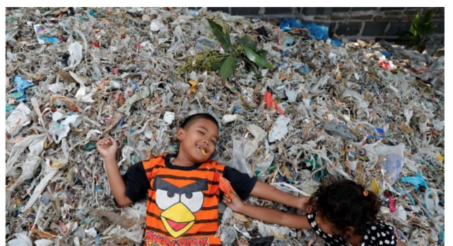 印尼村庄男女老少见洋垃圾笑逐颜开，不顾健康不种水稻只要洋垃圾