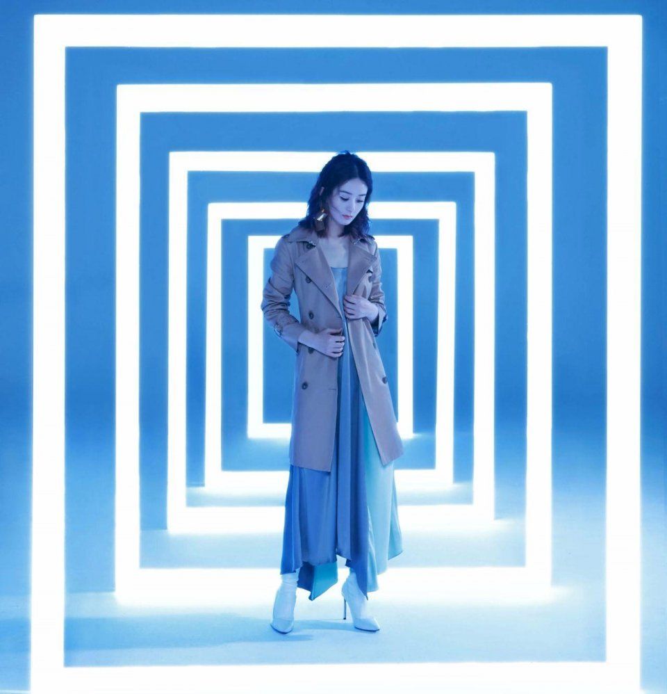 赵丽颖人长的漂亮就算了，腰还这么细!最主要的是还特会挑衣服!