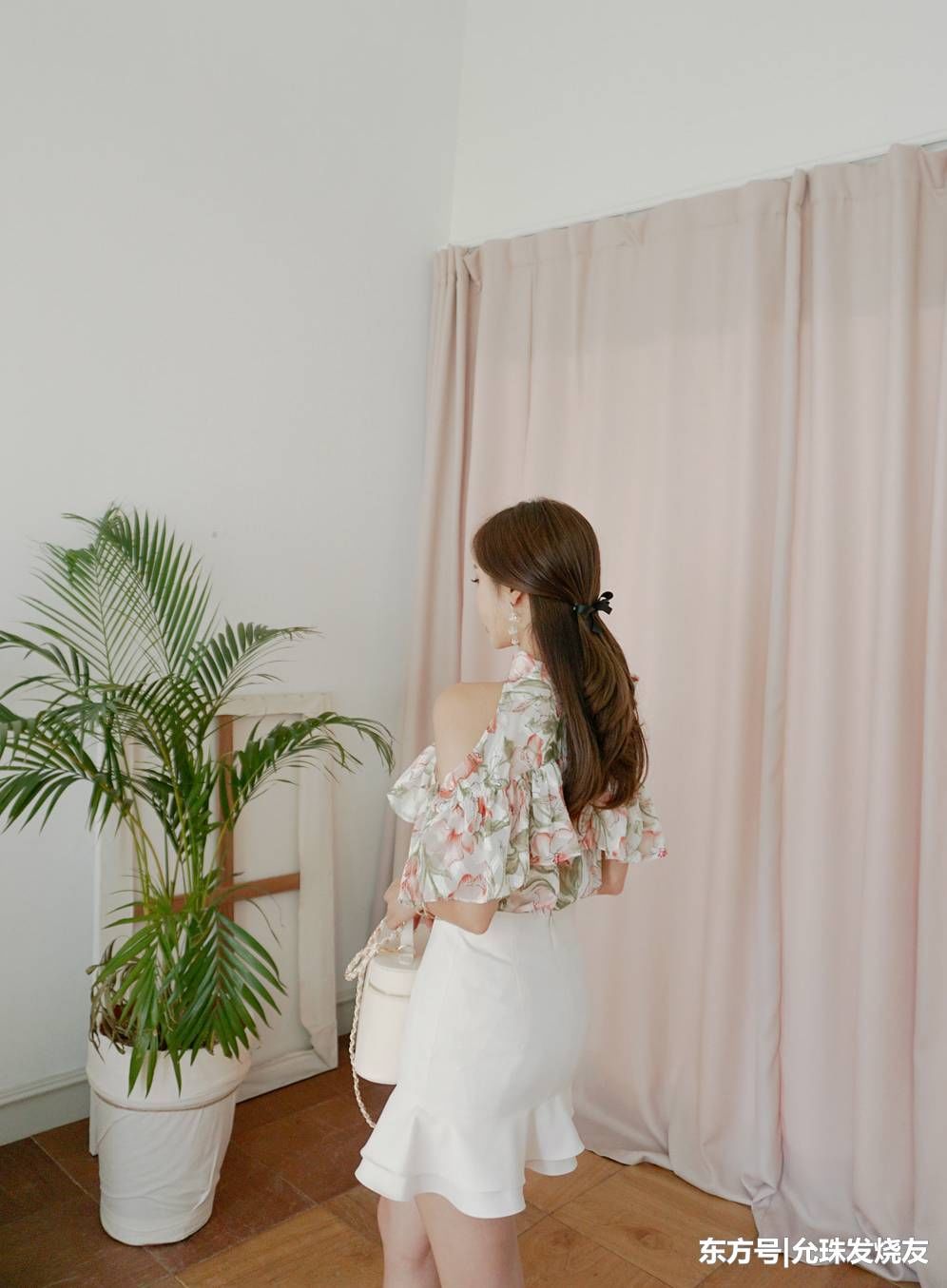 孙允珠迷藤水蔓曲颈天鹅露肩衫