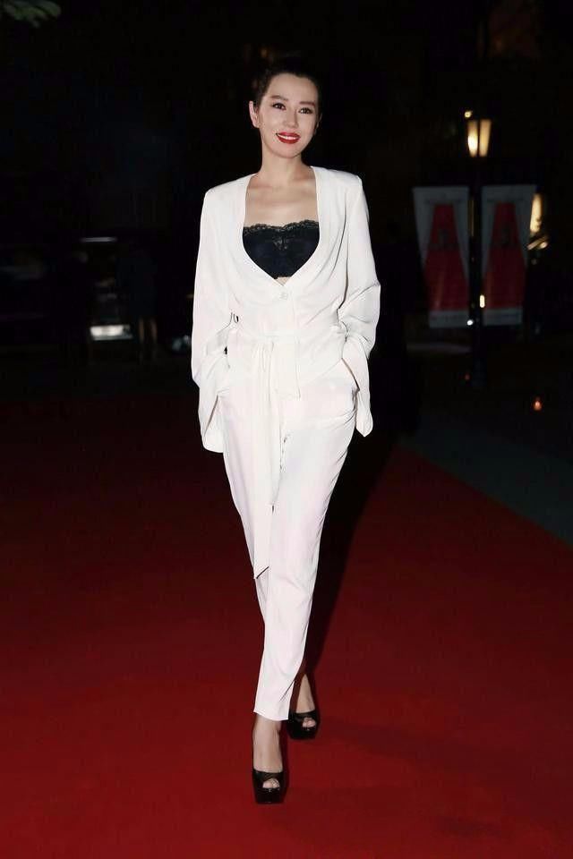 余男也是敢穿，长裙不仅镂空还高开衩，真不怕“露馅”啊!