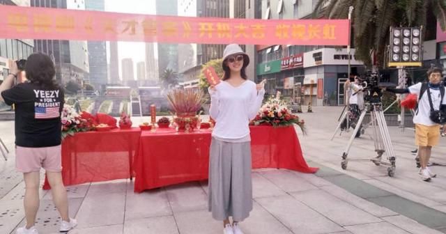 谁能给我解释一下，管韧姿这一身特简单，为啥这么美!