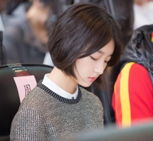 周冬雨这短裤也太紧了吧，活活勒出大腿上的赘肉，你觉得好看吗