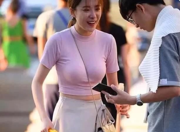 「热情」热情活泼的时尚街拍:清新甜美的小姐姐,展现别致的时尚美