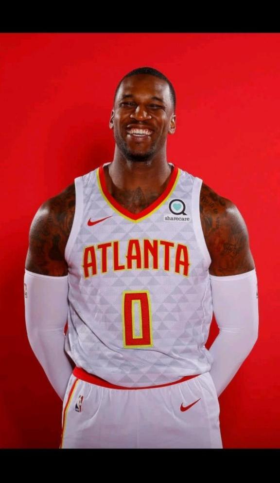 飞人，林书豪领衔老鹰新赛季定妆照