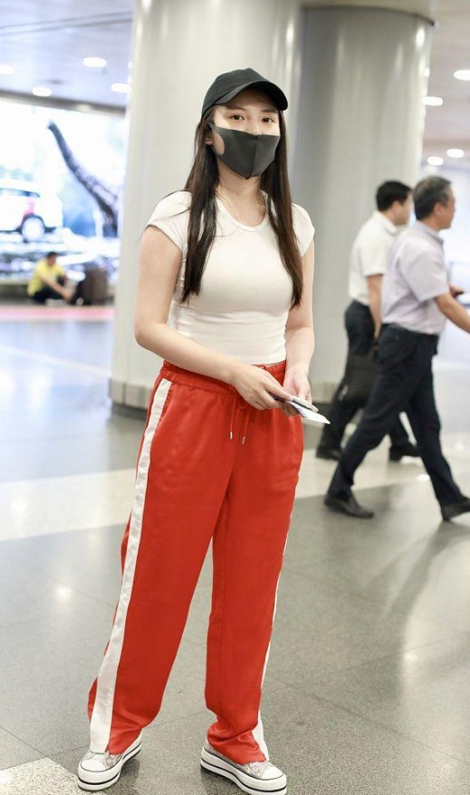 徐冬冬怕秀不出身材？直接拿裙摆当腰带来绑，简直是一举两得！