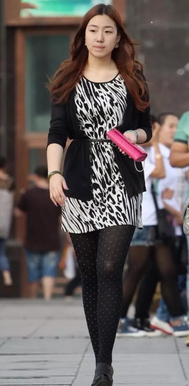 街拍：气质大方，黑丝袜丰腴性感美女