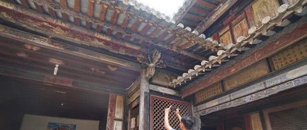 老农夫独守云南豪宅：祖上百年前开矿发财，建房时贴3.5斤黄金