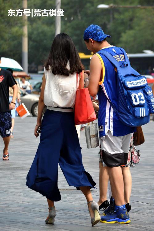 尖头细跟鞋搭配一条七分阔腿裤居然会有这么好的效果