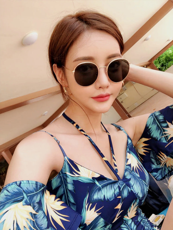 女神孙允珠，枯藤蓝叶梦幻夏威夷绑带泳装