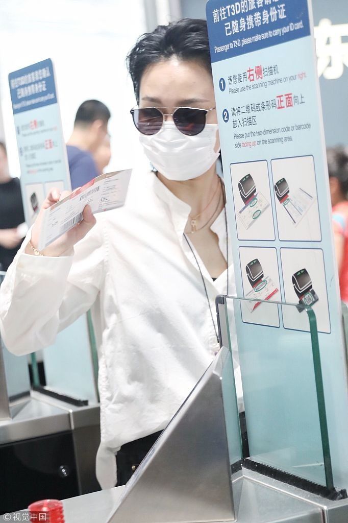 雌雄难辨！周笔畅白衣黑裤玩转中性风 架黑超梳背头帅过小鲜肉