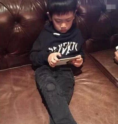 王宝强两个孩子近照露出，两兄妹越来越像，网友：终于打破谣言！