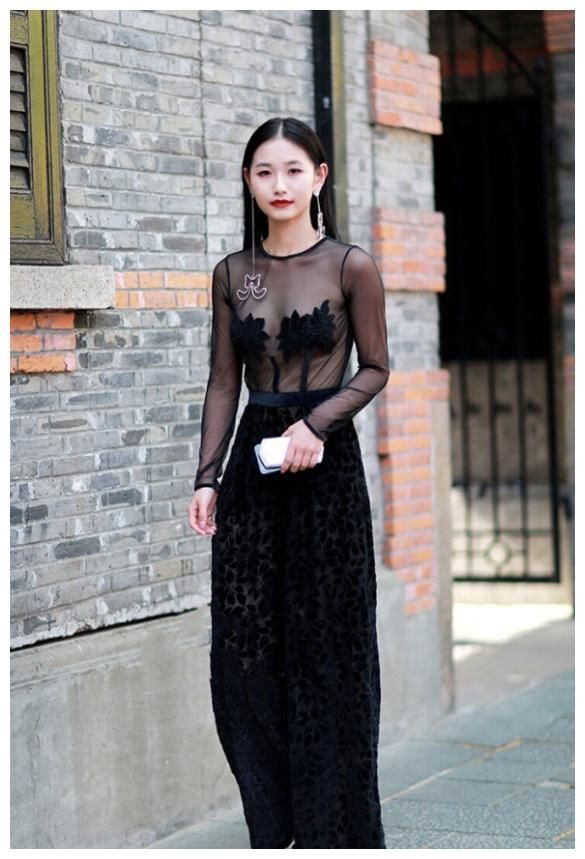 爱拍照:图1低胸一字肩,图2黄色连衣裙,图3迷人职业装!