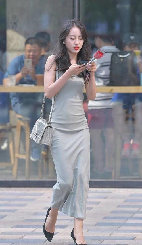 街拍：穿百褶裙的第四个美女，被她的回眸电到了