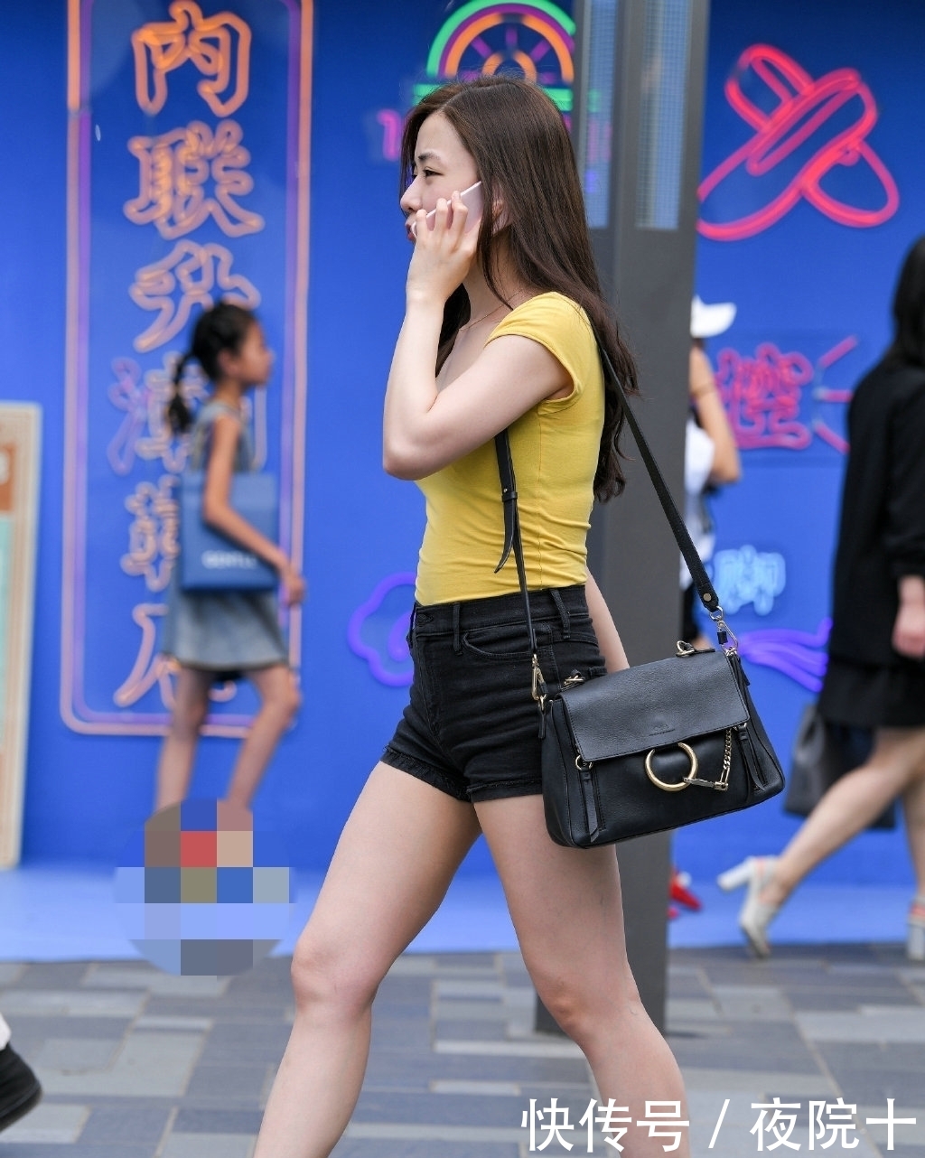 「展现」美女短裤搭配高跟鞋,展现时尚性感魅力