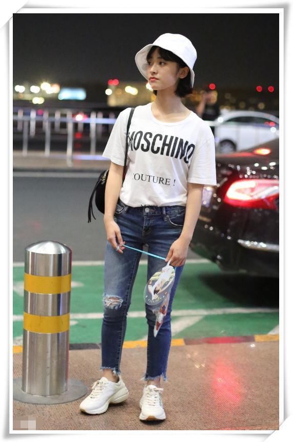 当90斤沈月穿上紧身牛仔裤，网友直呼:辣眼睛!还是换回裙子吧!