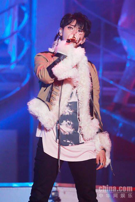 黄子韬深圳演唱会多款首穿 玩转时尚格调满分