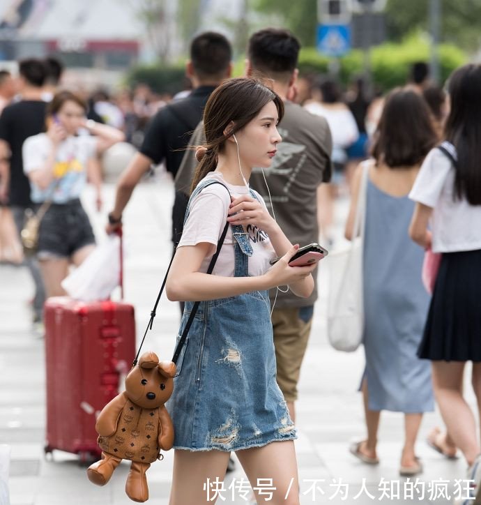 街拍，肤白貌美的小姐姐穿着淑女又温婉，手撩头发的动作太美了