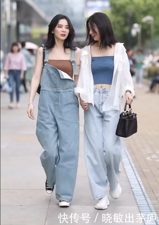 【 闺蜜】右边深棕”你能驾驭哪个穿搭，街头闺蜜搭！俩姐妹“左边深蓝