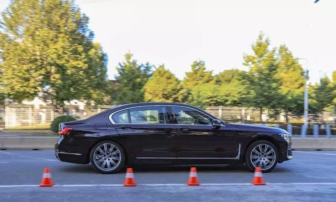  『两台车』35岁事业有成首选，宝马7系与奥迪A8L，谁更值得买？