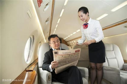 飞机上的空姐，为什么都穿裙子而不穿长裤？