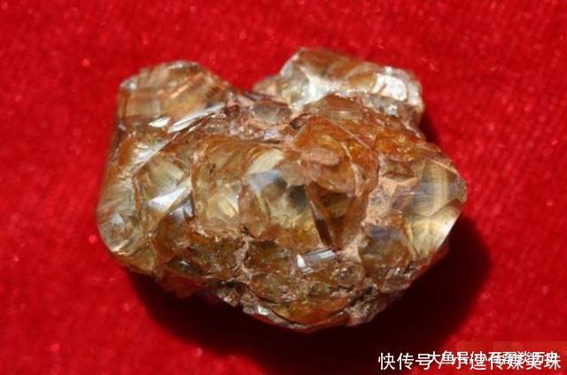 农村姑娘在地里挖到1宝石，专家价值连城，最终上交国家