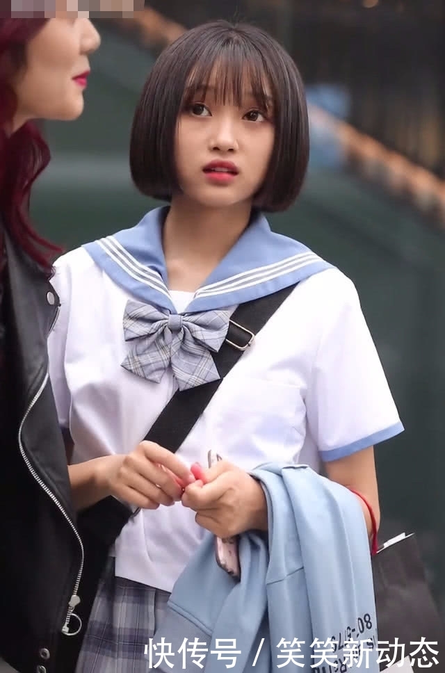 「校长」17岁女孩穿校服,因“西米露袜”意外变潮,校长看了想夸洋气!