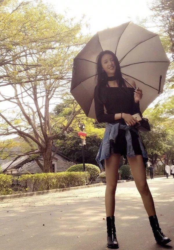 表姐用一条皮裤“进宫”了，Gaga拎的第一只Cline新手袋长什么样?