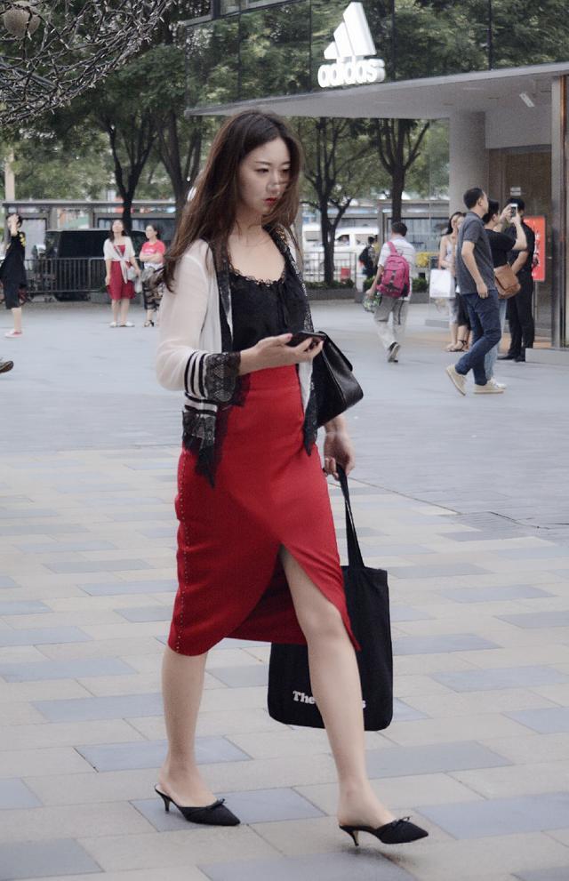 路人街拍，黑色的吊带搭配红色的长裙，小姐姐看上去充满韵味