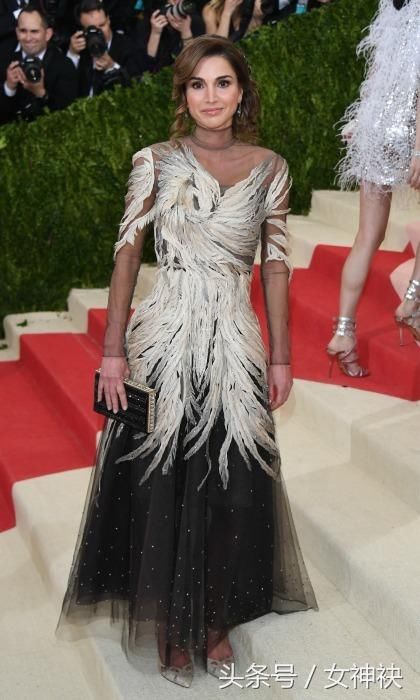 跟王室学职场着装，最美王后拉尼娅的时尚进化