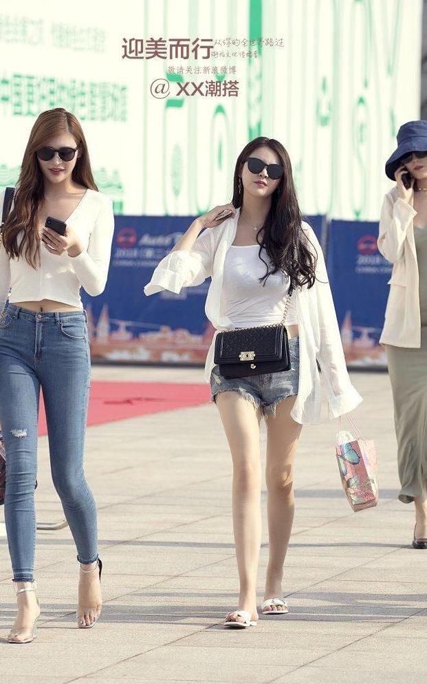 街拍: 清新大气的连衣裙, 高腰腰线下半身比例逆天