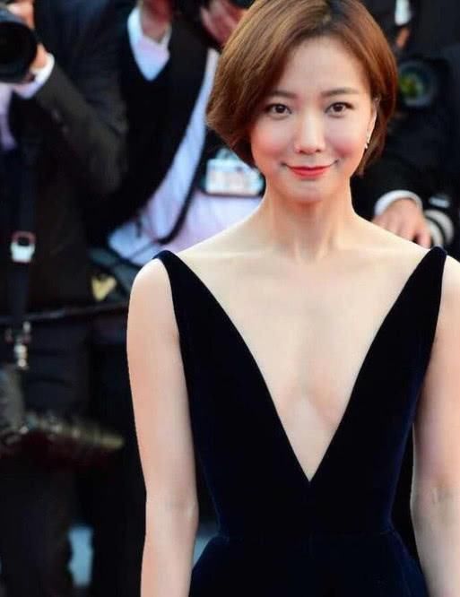 王珞丹这次深V着实大胆，网友：体重都过百了为什么还是平胸！