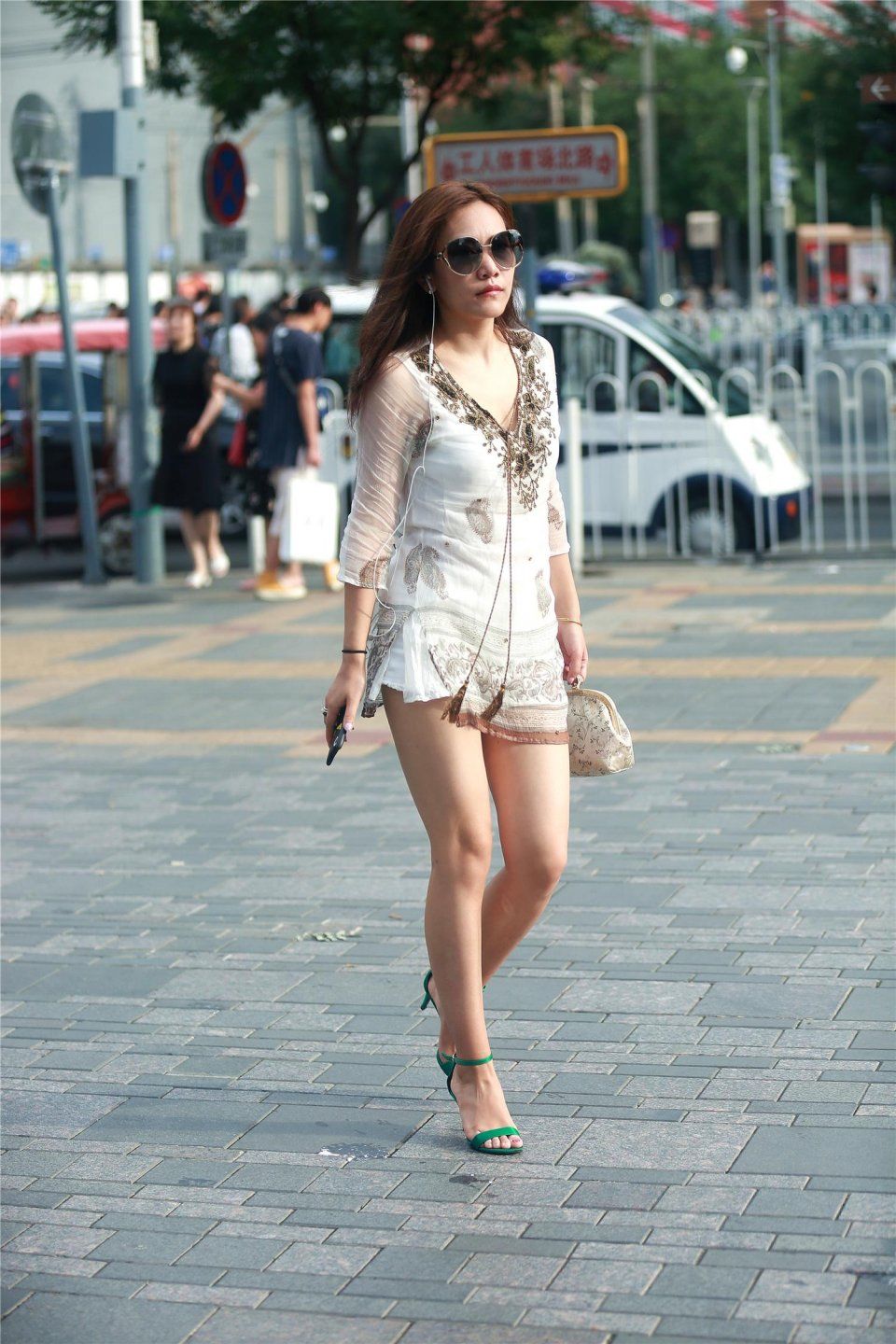 街拍:美女一双大长腿高跟凉鞋，吸引摄影师镜头对准她