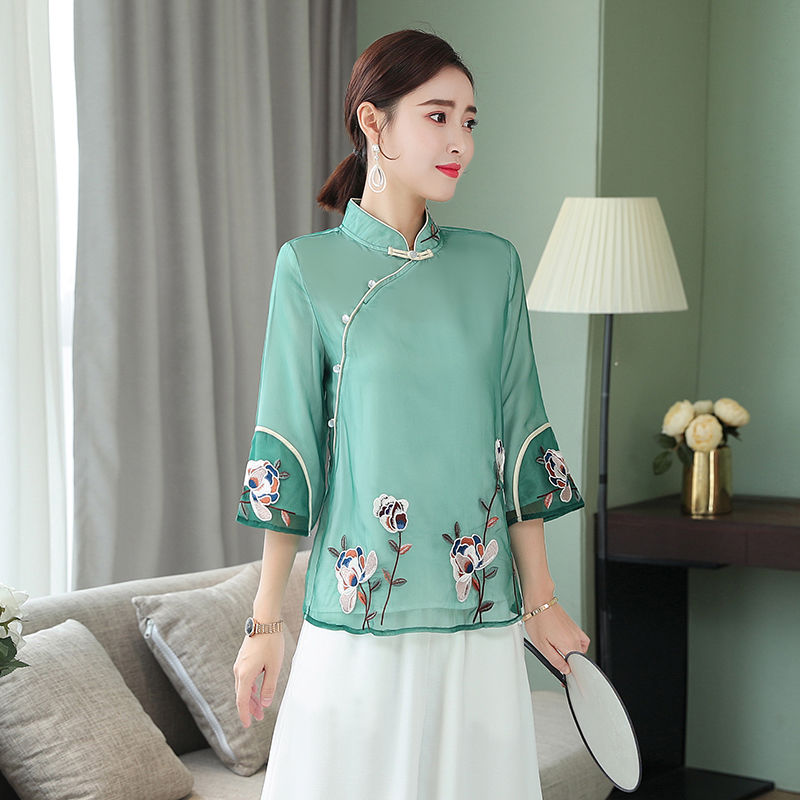 这么穿旗袍的女人,不可多见!婀娜的身姿,配,一抹淡妆容,甚美