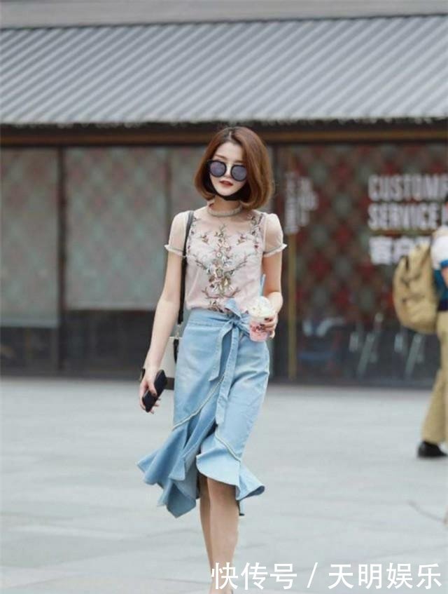 【 展现】展现出了迷人的身材！，街拍清爽靓丽的搭配