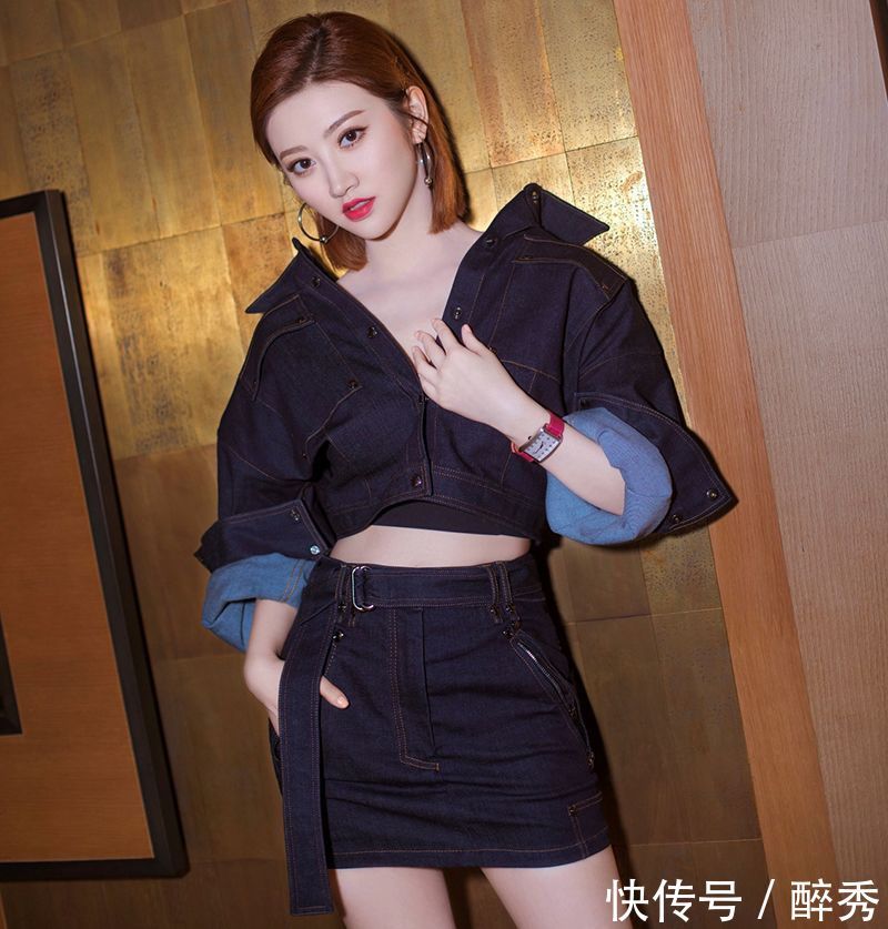 景甜出席活动真会穿，把这3地方“露”出来了，满满都是女人味！