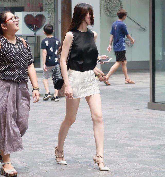 街拍: 紧致的包臀裙, 这也太短了吧?