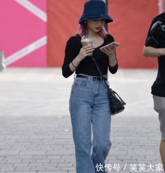  不失：街拍：小姐姐时髦的白色上衣搭配打底裤,款式好看也不失大方！