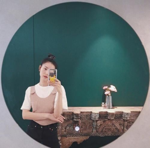  『卫衣搭配上精致』刘雯真不愧是超模，粉色马甲搭配黑色裤子，清新服装也能气场十足